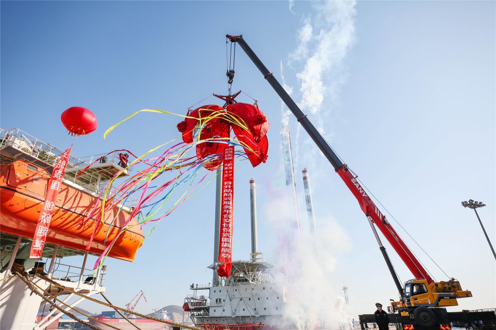 渤船重工建造的華科1號、2號自升助航式作業(yè)平臺命名交工