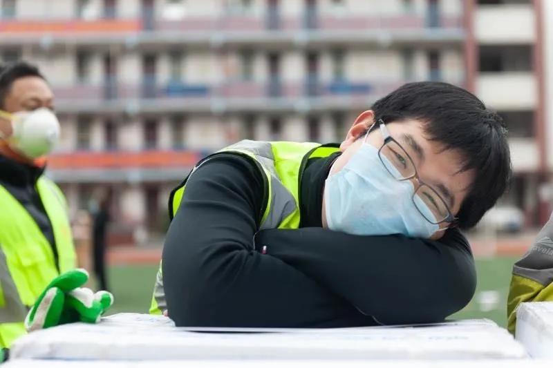 志愿者賈威：“累了，趴下歇會(huì)兒”